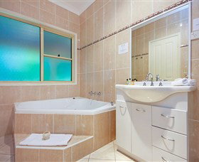 The Acreage Luxury B&B And Guesthouse - Tourism Cairns 2