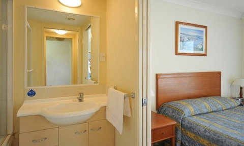 Golden Riviera Beach Resort - Tourism Cairns 4
