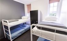 Crown And Anchor Hotel - Tourism Cairns 1