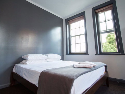 Crown And Anchor Hotel - Tourism Cairns 3