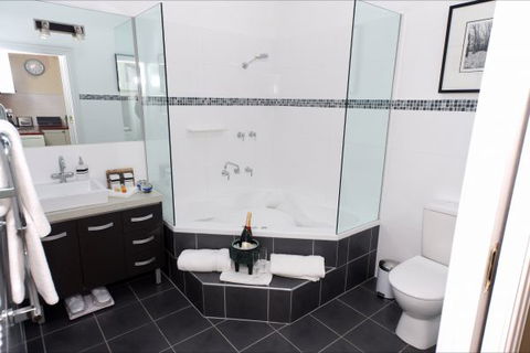 Mirkwood Forest Self-Contained Spa Cottages - Tourism Cairns 9