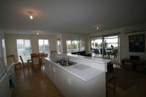 LJ Hooker Goolwa Holiday Rentals - 42 Underwood Avenue, Goolwa Beach - Tourism Cairns 5