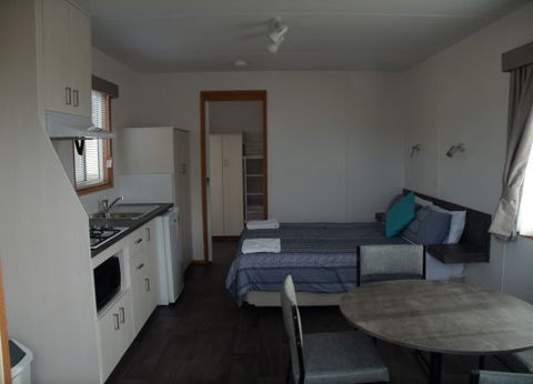 Lake Colac Caravan Park - Tourism Cairns 5