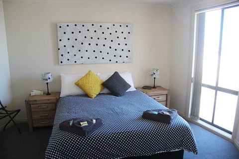 Cliff House Beachfront Villas - Tourism Cairns 0