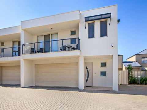 Century 21 SouthCoast: The Residence - Tourism Cairns 0