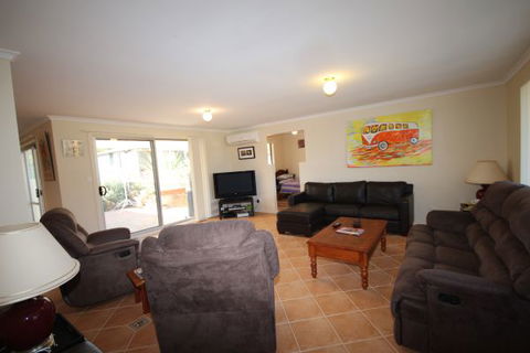 LJ Hooker Goolwa Holiday Rentals - 12 Willmett Road, Goolwa Beach - Tourism Cairns 0