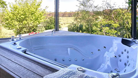 A Way To Relax At Welcome Springs Country Stays - Tourism Cairns 0