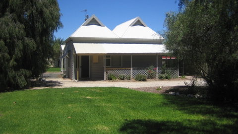 Naracoorte – Showgrounds Cottage - Tourism Cairns 0