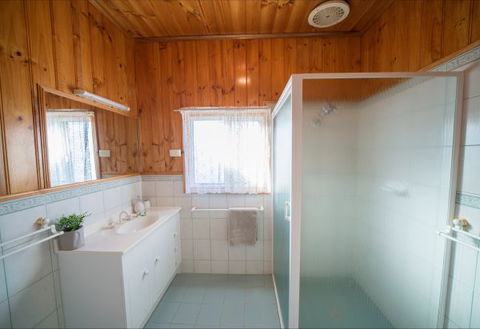 Mundic Waterfront Cottages - Tourism Cairns 9