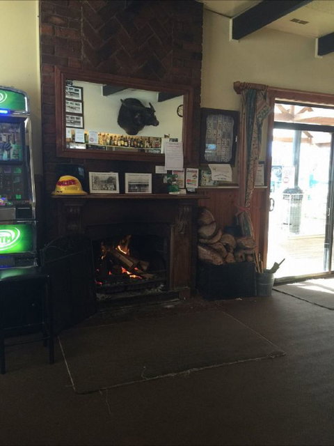 Royal Hotel Snake Valley - Tourism Cairns 2