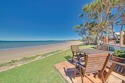 Beachfront Zilzie Holiday Home And Cottage - Tourism Cairns 0