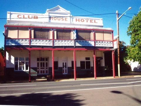 Club House Hotel - Tourism Cairns 0