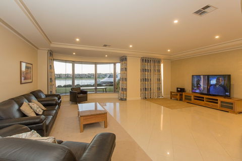 Monterey Waters 27B - Tourism Cairns 1