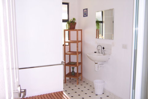 Blue House Bed And Breakfast - Tourism Cairns 7