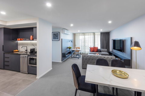Deco Hotel Canberra - Tourism Cairns 7