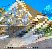 Golden Riviera Beach Resort - Tourism Cairns