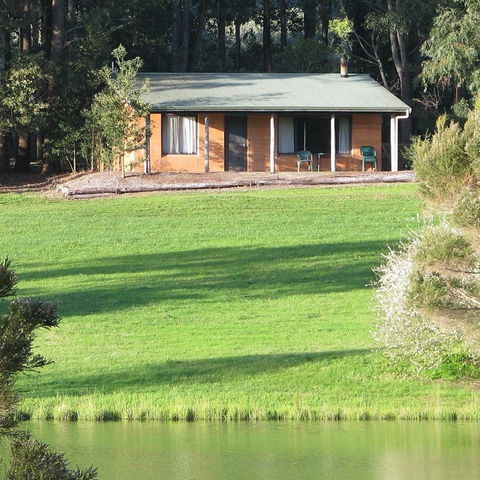 Pemberton Lake View Chalets - Tourism Cairns 0