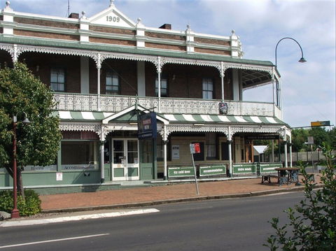 Thunderbolt Inn (aka The Bottom Pub!) - Tourism Cairns 0