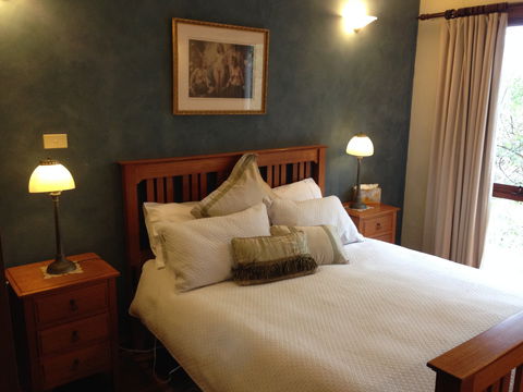 Studio Cottages Romantic Hideaway - Tourism Cairns 0
