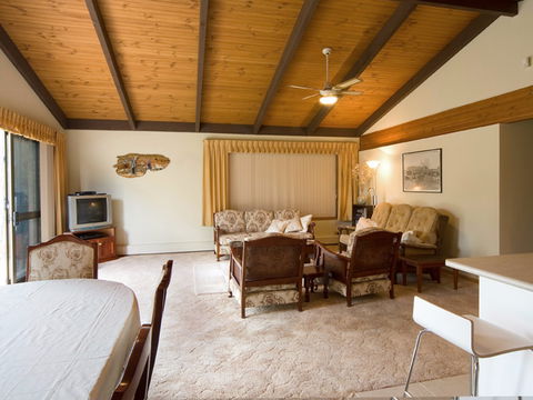 Chisholm Heights CBD Accommodation - Tourism Cairns 0