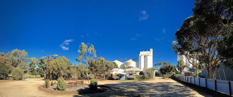 Darke Peak Hotel - Tourism Cairns 0