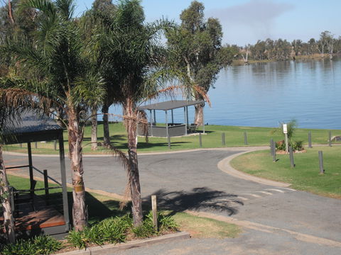 DC On The Lake - Tourism Cairns 0