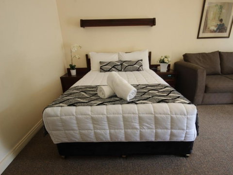 Molly Morgan Motor Inn - Tourism Cairns 2