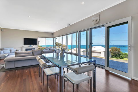 The Salty Dog Beachhouse - Tourism Cairns 0