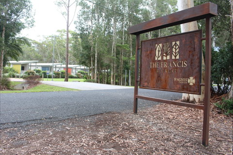 The Francis Retreat - Bonny Hills - Tourism Cairns 0