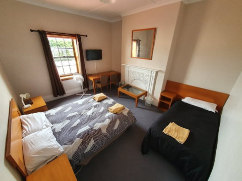 Victoria Hotel Port McDonnell - Tourism Cairns 1