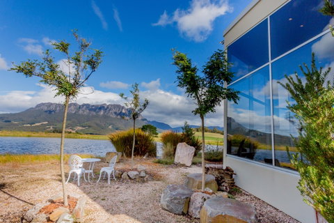 Eagles Nest Retreat - Tourism Cairns 0