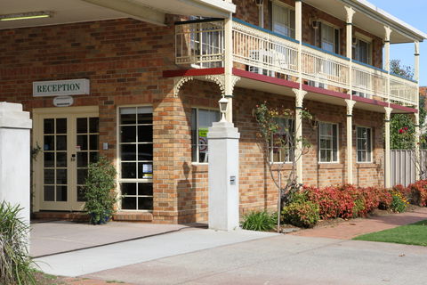 Grand Manor Motor Inn - Tourism Cairns 0