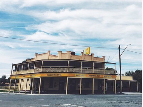 Holbrook Hotel - Tourism Cairns 0