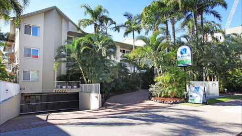 Mari Court Resort - Tourism Cairns 1