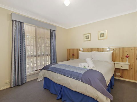 Oak Cottage - Tudor Village - Tourism Cairns 0