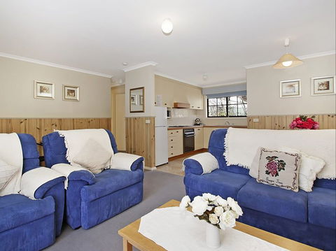 Oak Cottage - Tudor Village - Tourism Cairns 2