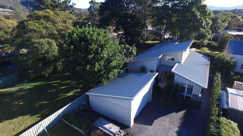 Renown House - Tourism Cairns 0