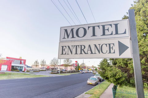 Bathurst Motor Inn - Tourism Cairns 0