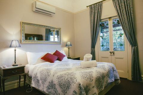 Glenella Guesthouse - Tourism Cairns 0