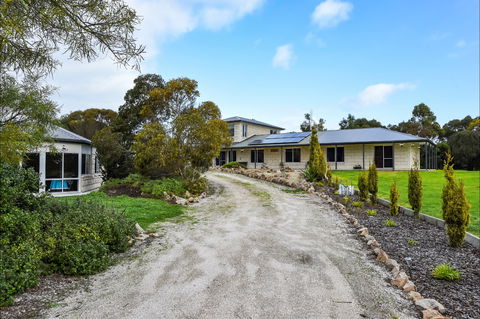 McKinnon's Holiday Home - Tourism Cairns 0