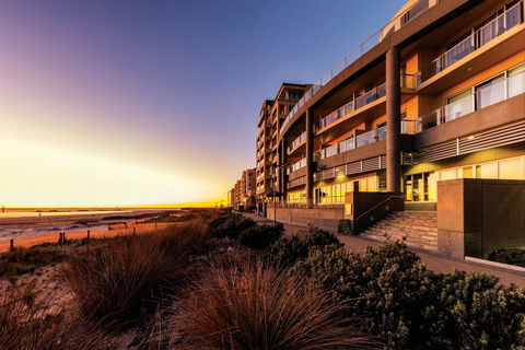 Oaks Glenelg Plaza Pier Suites - Tourism Cairns 0