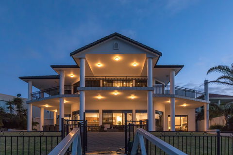 Port Lincoln Marina Luxury Escape - Tourism Cairns 0