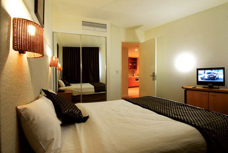 Golden Pebble Hotel - Tourism Cairns 0