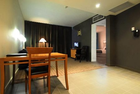 Golden Pebble Hotel - Tourism Cairns 1