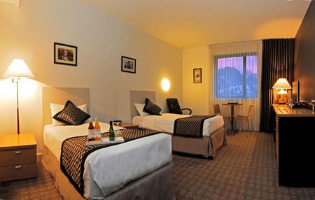 Golden Pebble Hotel - Tourism Cairns 3