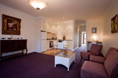 Cock 'n' Bull Boutique Hotel - Tourism Cairns 1