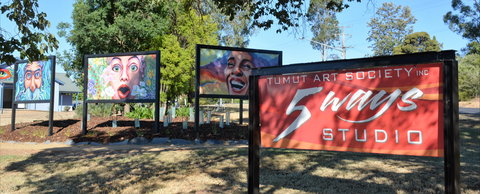 Tumut Art Society 5Ways Gallery - Tourism Cairns 0