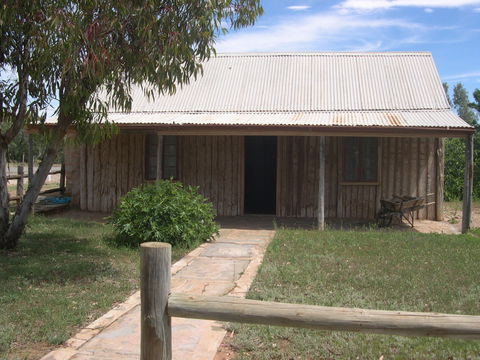 Early Settlers Cottage (Solly's Hut) - Tourism Cairns 0