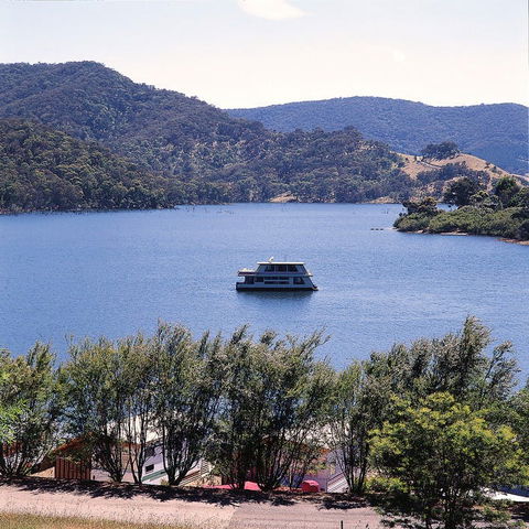 Lake Eildon - Tourism Cairns 1