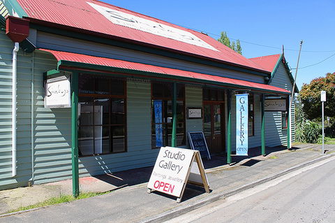 The Art Of Richard Stanley, Studio And Gallery - Tourism Cairns 1